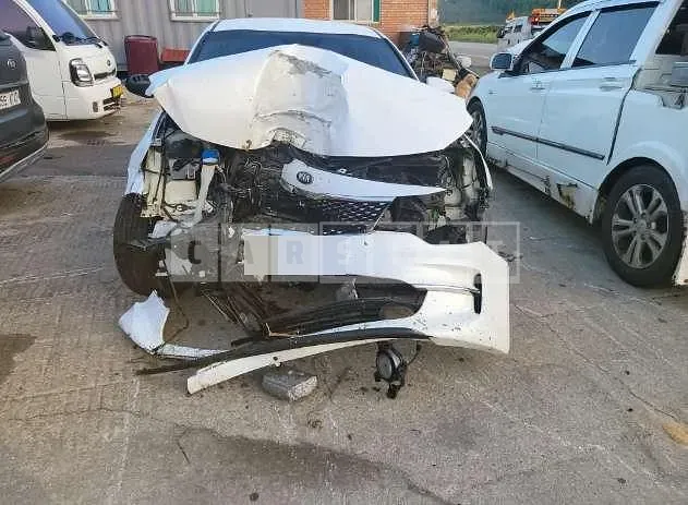 Photo 2 of 3: 2017 Kia K5 2.0(LPG), VIN KNAGS416BJA187299 — Korean insurance auction