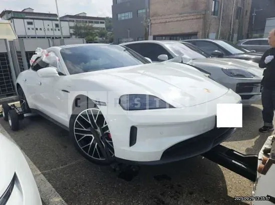 Photo 2 of 50: 2025 Porsche Taycan 4S — Korean insurance auction