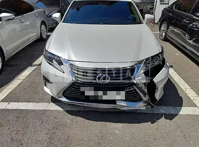Photo 1 of 32: 2017 Lexus ES300h — Korean insurance auction