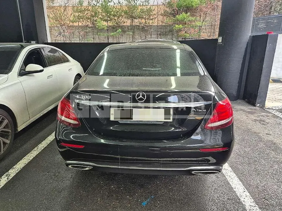 Photo 2 of 11: 2019 Mercedes-Benz E300 — Korean insurance auction