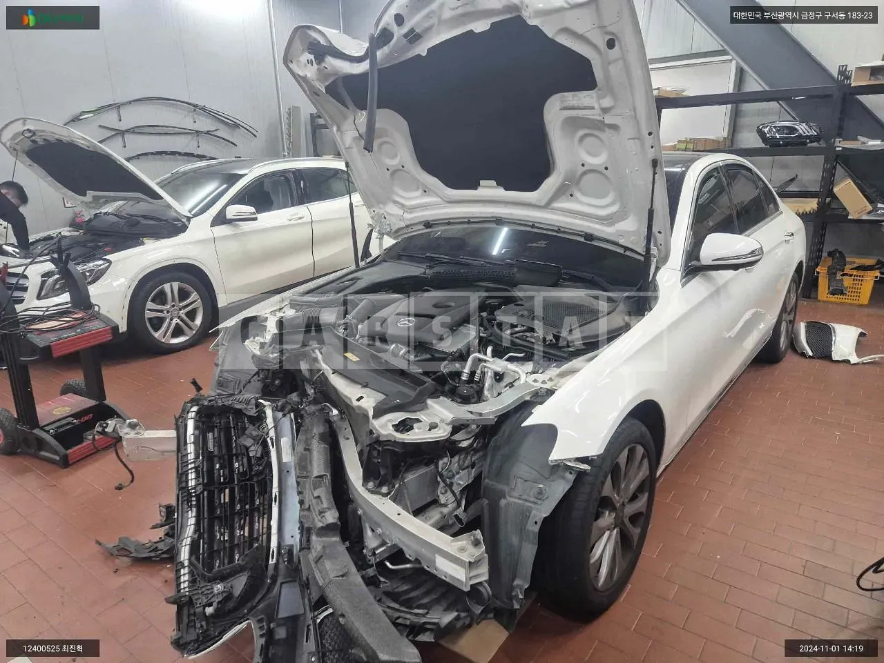 Photo 2 of 8: 2019 Mercedes-Benz E300 4Matic, VIN WDDZF4KB8KA693785 — Korean insurance auction