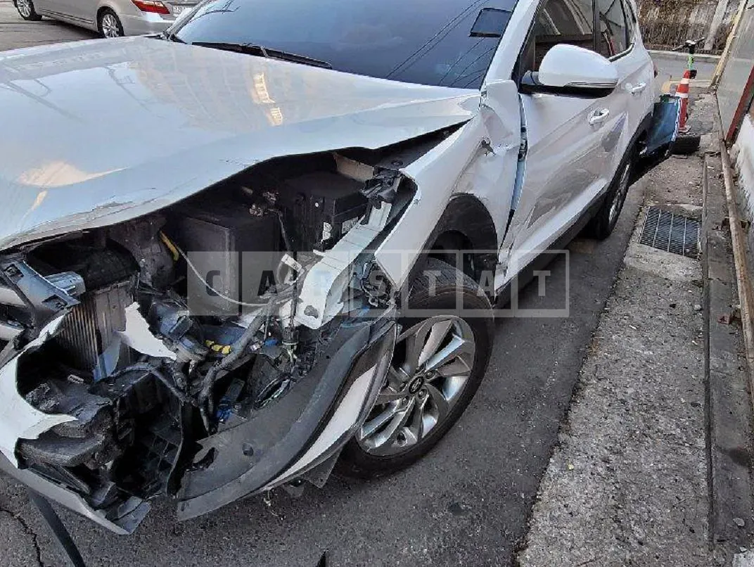 Photo 2 of 18: 2016 Hyundai Tucson TL 2.0 (4WD), VIN KMHJ381ADGU162091 — Korean insurance auction