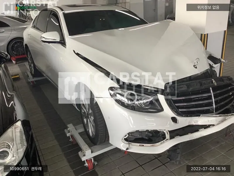 Photo 2 of 19: 2018 Mercedes-Benz E300, VIN WDDZF4JB1JA423443 — Korean insurance auction