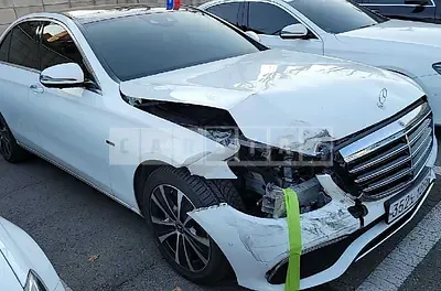 Photo 1 of 32: 2019 Mercedes-Benz E300 e, VIN WDDZF5DB5KA670449 — Korean insurance auction