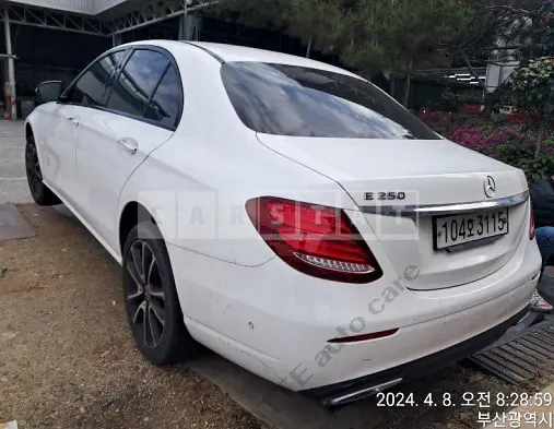 Photo 2 of 30: 2020 Mercedes-Benz E250 — Korean insurance auction