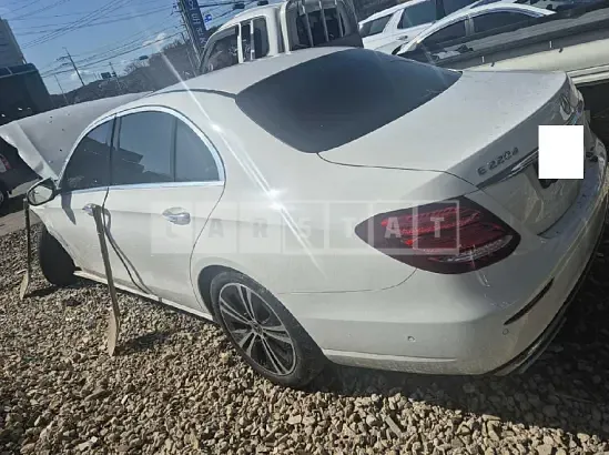Photo 2 of 28: 2020 Mercedes-Benz E220d, VIN W1KZF0EB8LA772654 — Korean insurance auction