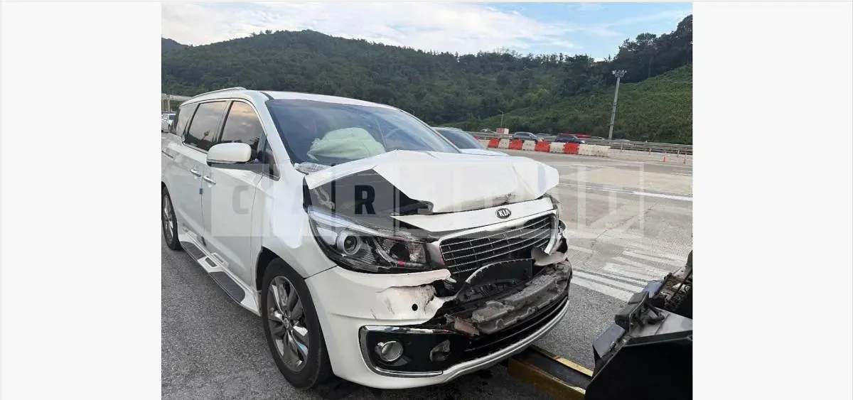 Photo 2 of 4: 2016 Kia Carnival 9 Seater — Korean insurance auction
