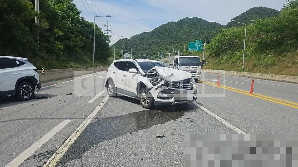 Photo 2 of 2: 2017 Hyundai Santa Fe DM — Korean insurance auction