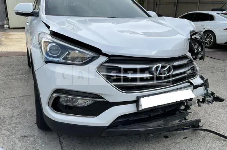 Photo 2 of 12: 2015 Hyundai Santa Fe, VIN KMHSW81UBGU589026 — Korean insurance auction