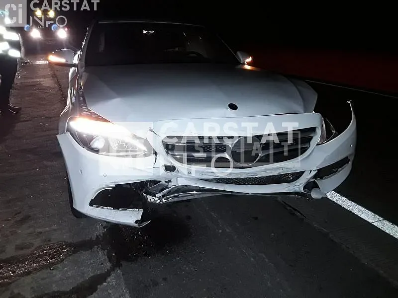Photo 2 of 11: 2017 Mercedes-Benz C220 d 4Matic, VIN WDDWF0FB4JR351420 — Korean insurance auction