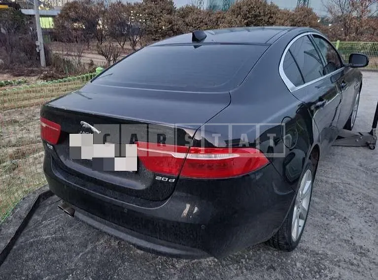 Photo 2 of 8: 2017 Jaguar XE 20d — Korean insurance auction