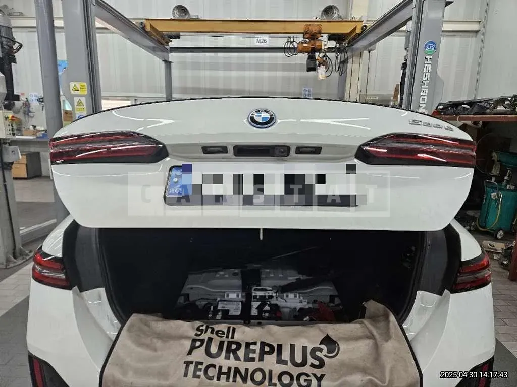 Photo 2 of 35: 2024 BMW 530e — Korean insurance auction