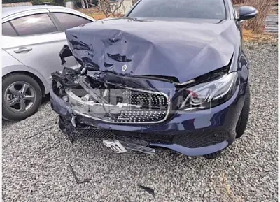 Photo 1 of 40: 2019 Mercedes-Benz E220d — Korean insurance auction