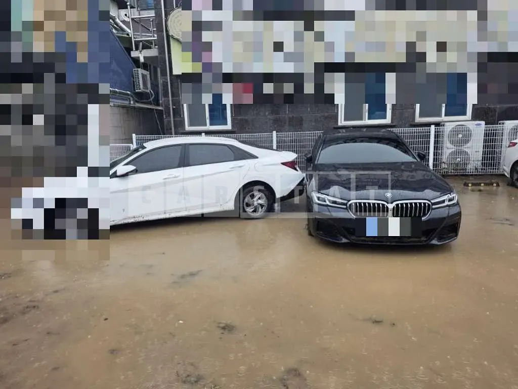 Photo 2 of 8: 2022 BMW 530e — Korean insurance auction