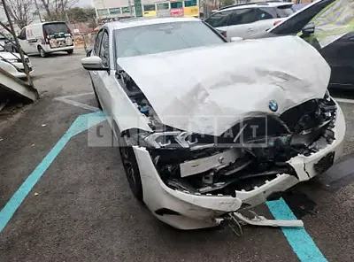 Photo 1 of 6: 2023 BMW 320i — Korean insurance auction