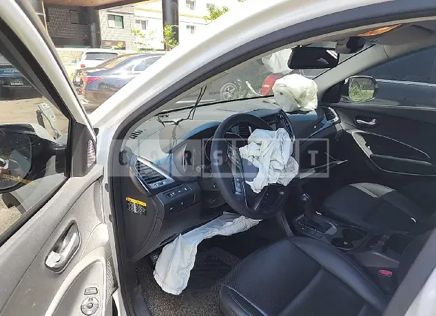 Photo 2 of 6: 2015 Hyundai Santa Fe, VIN KMHSW81UDFU393514 — Korean insurance auction
