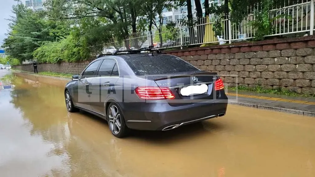 Photo 2 of 6: 2016 Mercedes-Benz E250 BlueTec 4Matic, VIN WDDHF9HB9GB283014 — Korean insurance auction