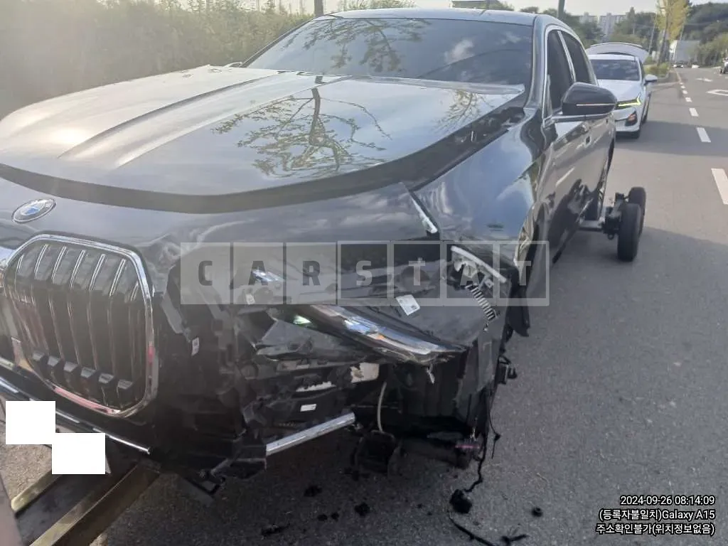 Photo 2 of 25: 2023 BMW 740i — Korean insurance auction
