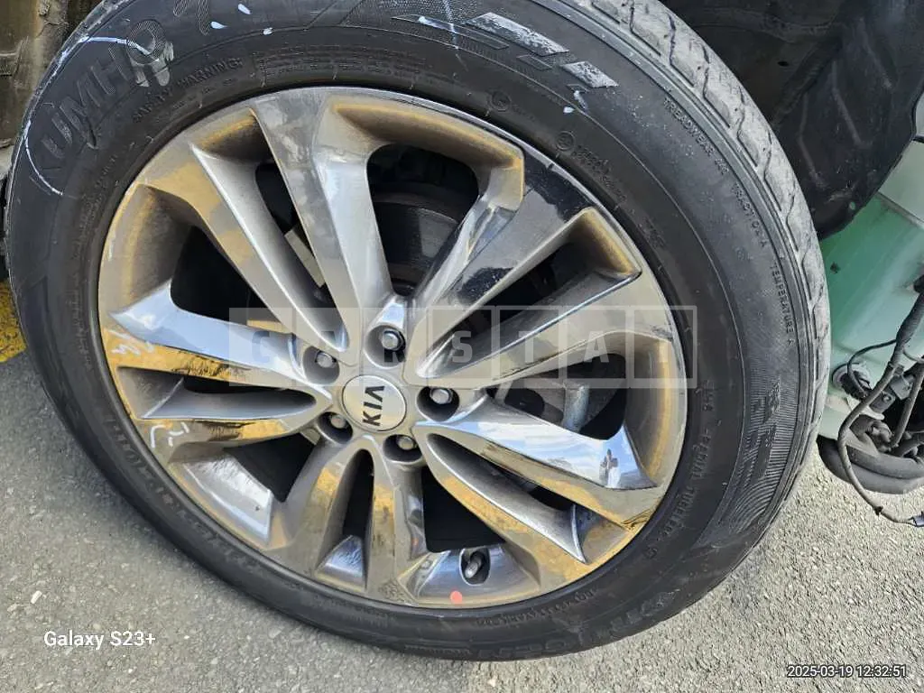 Photo 2 of 3: 2017 Kia (parts) Carnival Wheel — Korean insurance auction