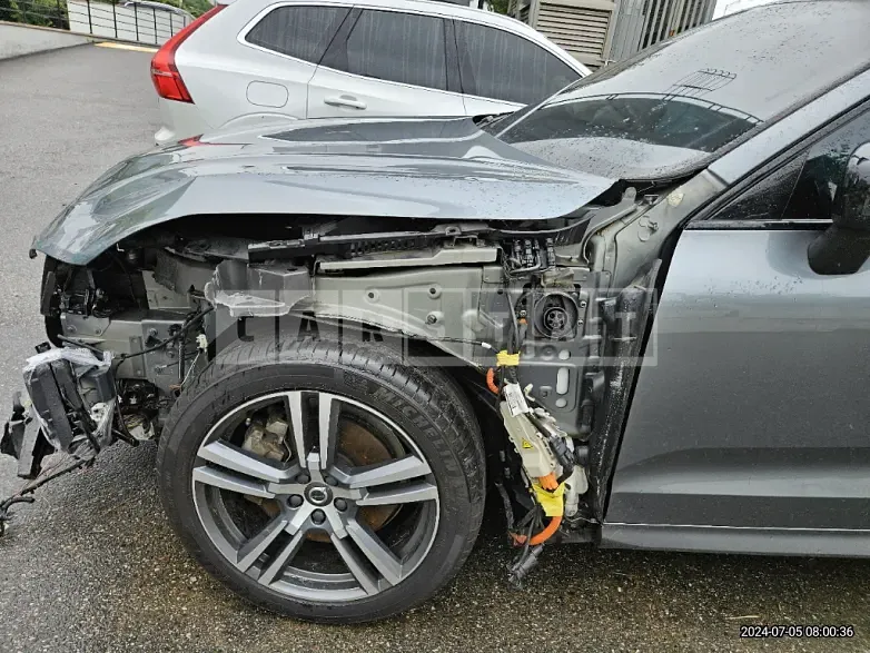 Photo 2 of 34: 2020 Volvo XC60T8 AWD — Korean insurance auction