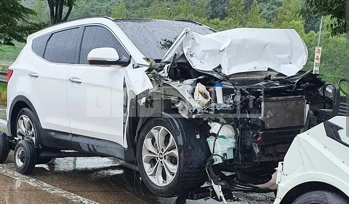 Photo 2 of 3: 2015 Hyundai Santa Fe, VIN KMHSW81UBFU482558 — Korean insurance auction