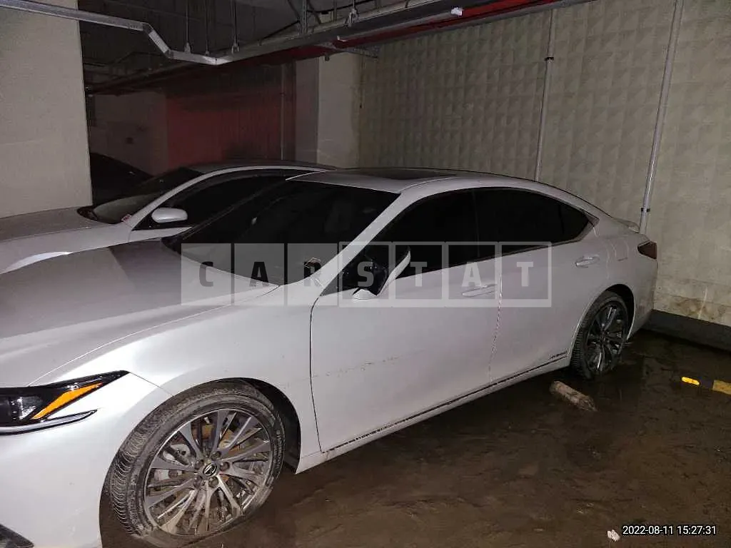 Photo 2 of 5: 2019 Lexus ES300h, VIN JTHB21B11K2015515 — Korean insurance auction