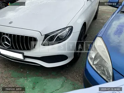 Photo 1 of 16: 2018 Mercedes-Benz E200, VIN WDDZF4CB8JA411352 — Korean insurance auction