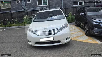 Photo 1 of 23: 2017 Toyota Siena 4WD, VIN 5TDDZ3DC6HS178677 — Korean insurance auction