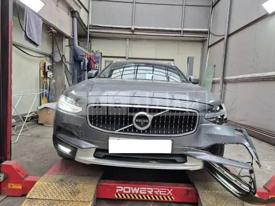 Photo 2 of 28: 2018 Volvo V90CCD5 AWD — Korean insurance auction