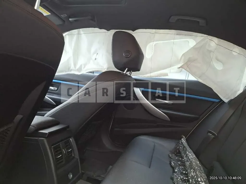 Photo 2 of 13: 2018 BMW 320i — Korean insurance auction