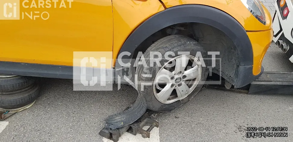 Photo 2 of 26: 2015 MINI Cooper Five-Door — Korean insurance auction