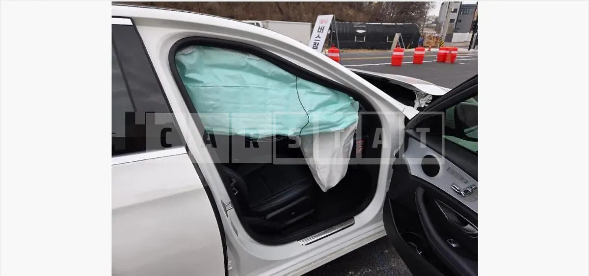 Photo 2 of 47: 2021 Mercedes-Benz E250, VIN W1KZF4FBXMA945100 — Korean insurance auction