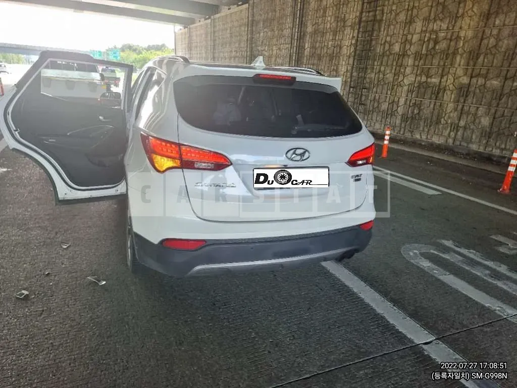Photo 2 of 5: 2015 Hyundai Santa Fe, VIN KMHSW81UDFU316814 — Korean insurance auction