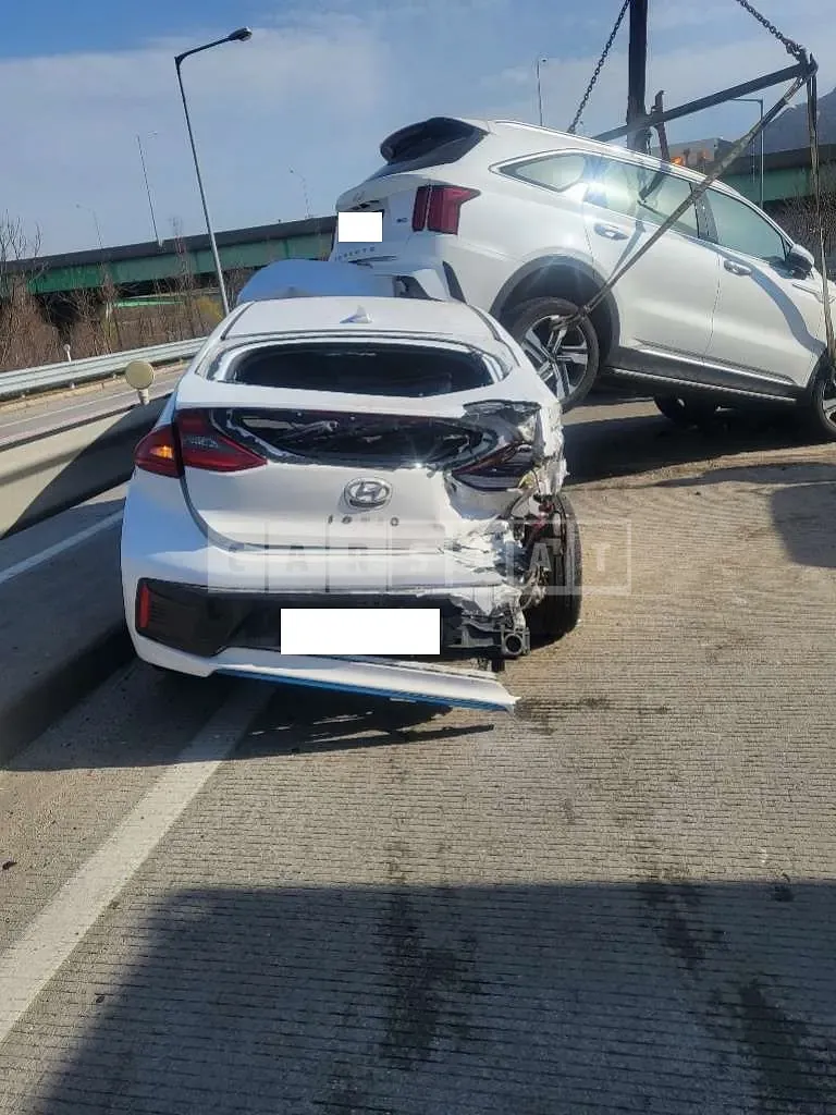 Photo 2 of 6: 2017 Hyundai Modern Ionic, VIN KMHC051CGHU039353 — Korean insurance auction