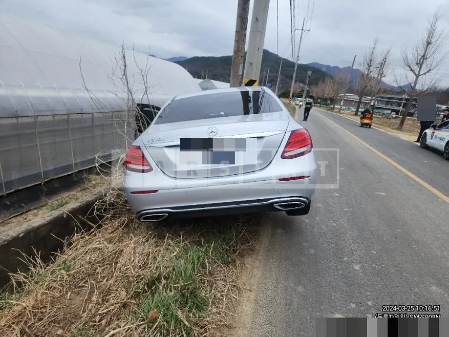 Photo 2 of 4: 2017 Mercedes-Benz E220 d, VIN WDDZF0EBXJA365920 — Korean insurance auction