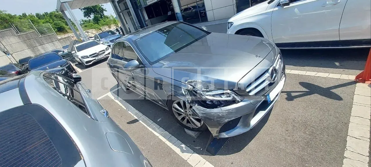 Photo 2 of 45: 2019 Mercedes-Benz C220d, VIN WDDWF1EB5KR429809 — Korean insurance auction