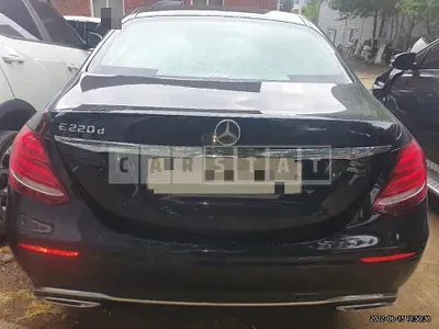 Photo 1 of 29: 2019 Mercedes-Benz E220 d, VIN WDDZF0EB8KA697405 — Korean insurance auction