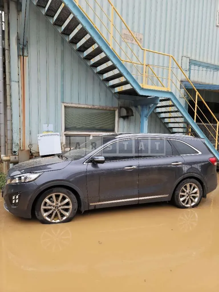 Photo 2 of 4: 2017 Kia Sorento, VIN KNAPS81ABHA375828 — Korean insurance auction