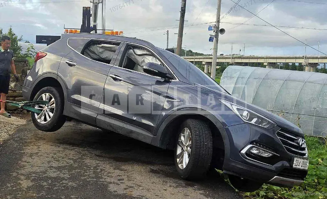 Photo 2 of 13: 2015 Hyundai Santa Fe, VIN KMHSW81UBGU590847 — Korean insurance auction