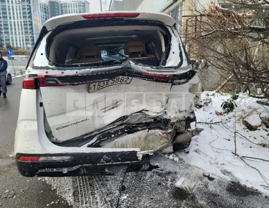 Photo 2 of 26: 2021 Kia Carnival Limousine, VIN KNANC81BBMS047213 — Korean insurance auction