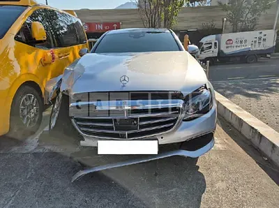 Photo 1 of 24: 2020 Mercedes-Benz E 300 4Matic, VIN W1KZF4KB1LA813010 — Korean insurance auction