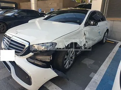 Photo 1 of 17: 2017 Mercedes-Benz E300 4Matic — Korean insurance auction
