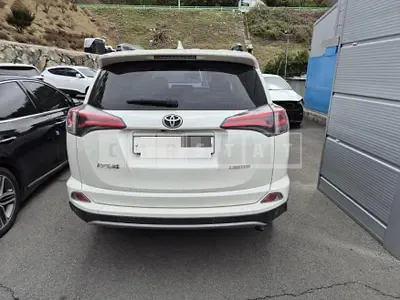 Photo 1 of 10: 2018 Toyota RAV4 2WD, VIN JTMYFREV2JD111380 — Korean insurance auction