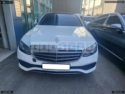 Photo 1 of 42: 2019 Mercedes-Benz E300 4Matic, VIN WDDZF4KB3KA677770 — Korean insurance auction