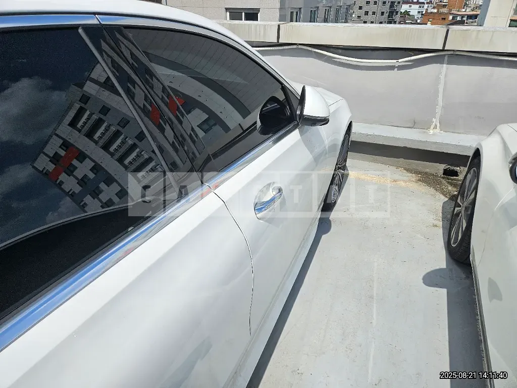 Photo 2 of 27: 2023 Mercedes-Benz C300 4Matic — Korean insurance auction