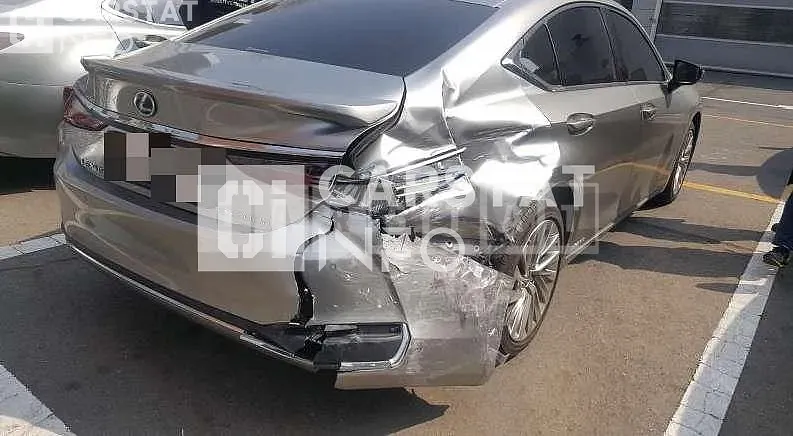 Photo 2 of 17: 2020 Lexus ES300h, VIN JTHBA1C11M2002106 — Korean insurance auction