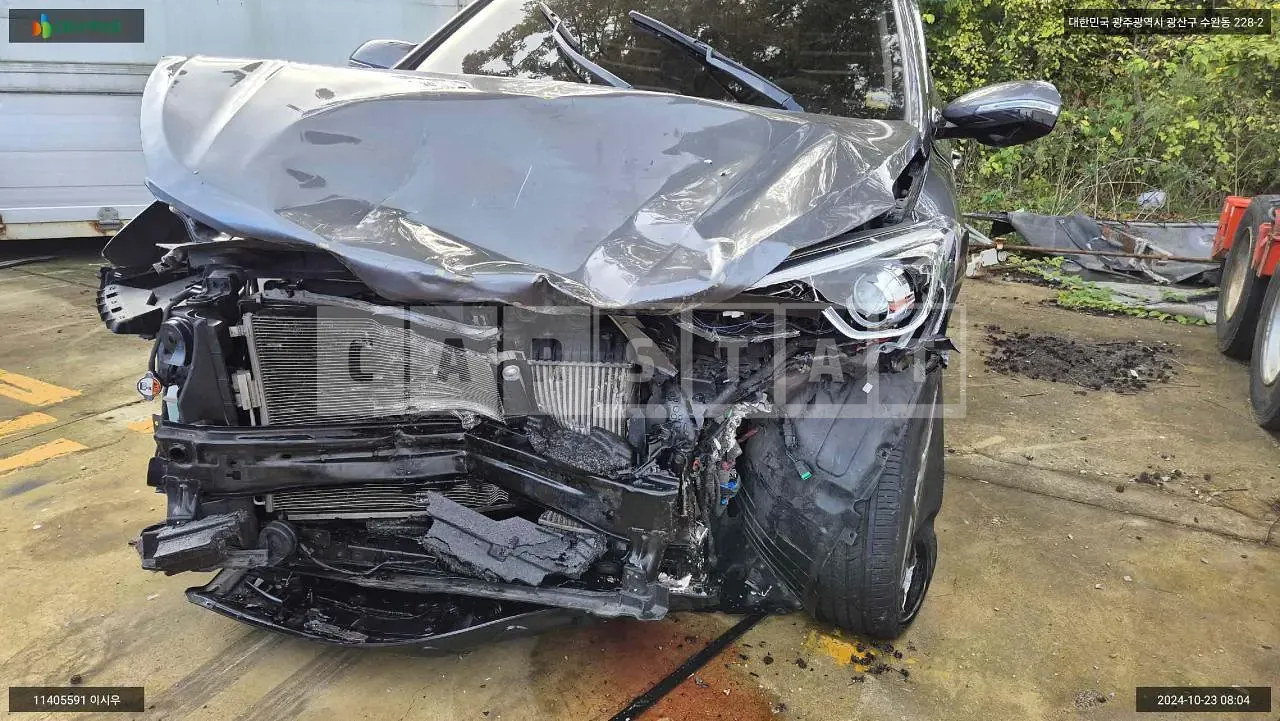 Photo 2 of 21: 2016 Hyundai Santa Fe, VIN KMHSW81UBGU657179 — Korean insurance auction