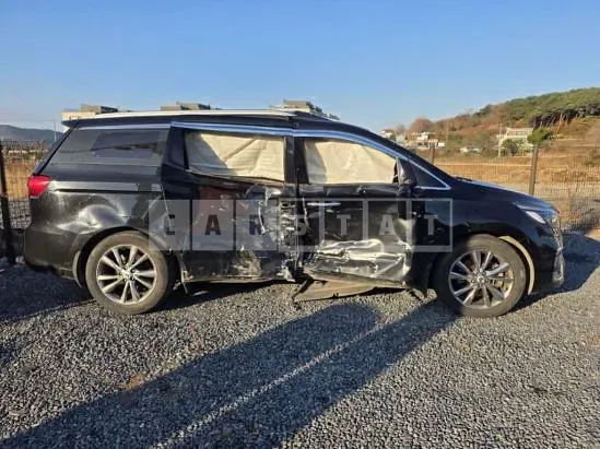 Photo 2 of 5: 2019 Kia Carnival, VIN KNAMC81ABKS468925 — Korean insurance auction