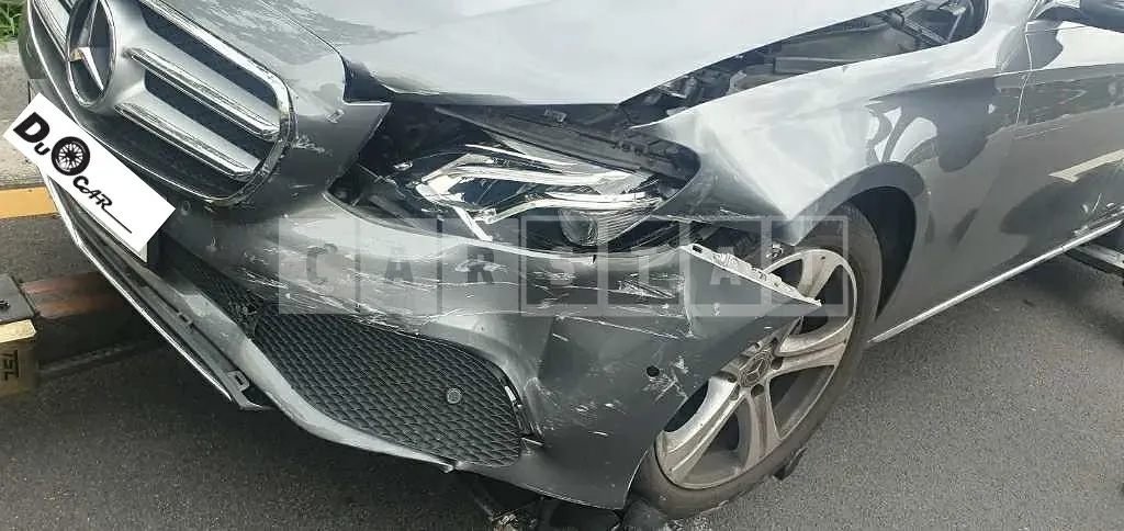 Photo 2 of 35: 2018 Mercedes-Benz E 200, VIN WDDZF4CB5JA424057 — Korean insurance auction