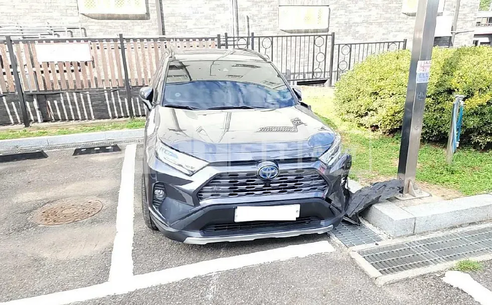 Photo 2 of 34: 2021 Toyota RAV4 Hybrid AWD, VIN JTMDWRFV0MD090563 — Korean insurance auction